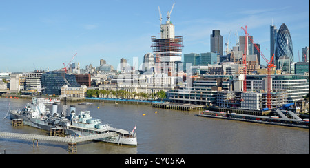 City of London skyline & HMS Belfast ormeggiata in modo permanente a Londra sul Fiume Tamigi come parte del Museo Imperiale della Guerra Foto Stock