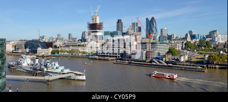 City of London skyline & HMS Belfast ormeggiata in modo permanente a Londra sul Fiume Tamigi come parte del Museo Imperiale della Guerra Foto Stock