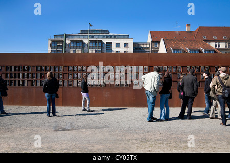 Le immagini delle vittime della parete, Memoriale del Muro di Berlino, Bernauer Strasse, quartiere Mitte di Berlino Foto Stock