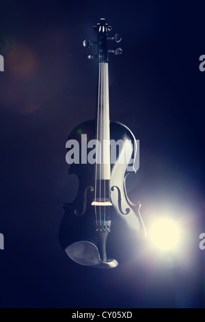Moderno violino nero su fondo blu intenso, studio shot Foto Stock
