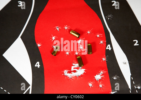 Forma umana target cavalcato con fori di proiettile e 9mm guscio vuoto involucri Foto Stock