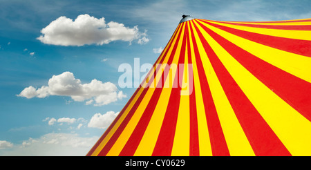 Rosso e giallo cupola del circo Foto Stock