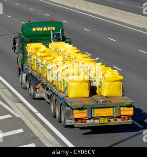 Vista aerea del camion articolato hgv sul rimorchio autostradale caricato con grandi sacchetti gialli in fibra di materiali sfusi Inghilterra Regno Unito Foto Stock