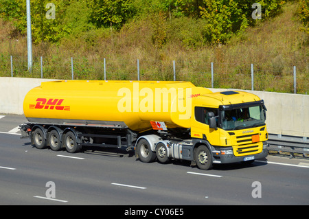 DHL autocisterna di carburante del rimorchio e del camion su autostrada Foto Stock
