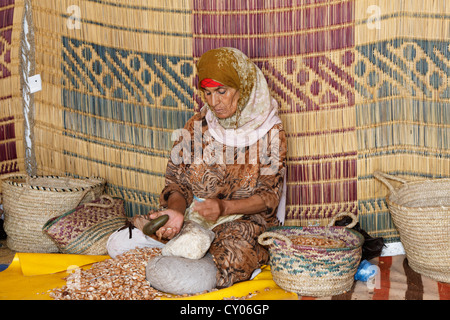 Donna che produce olio di argan in una cooperativa vicino a Essaouira, regione Marrakech-Tensift-Al Haouz, Marocco, Maghreb, Africa Foto Stock