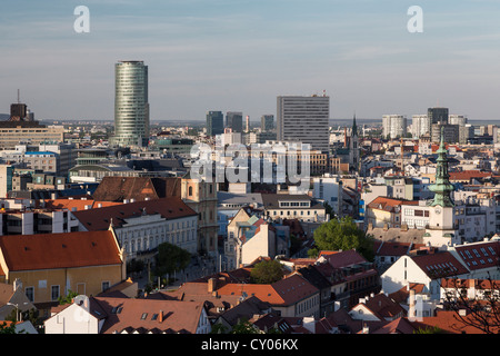 Si affaccia sulla città vecchia di Bratislava, Repubblica Slovacca, Europa Foto Stock