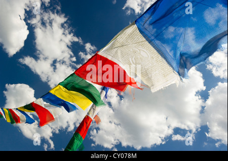 Preghiera tibetano bandiere contro un cielo blu con nuvole Foto Stock