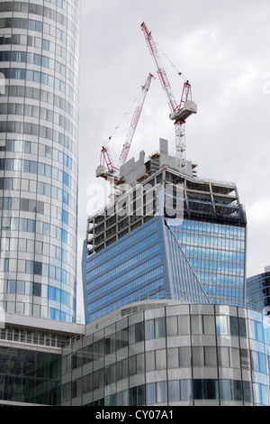 Il grattacielo in costruzione accanto al banco Coeur Défense di Parigi (La Défense) Foto Stock