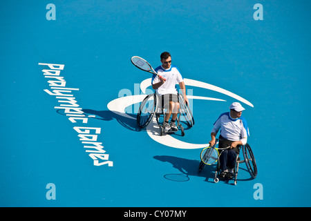 Sedia a rotelle israeliano i giocatori di tennis Noam Gershony e Shraga Weinberg giocando raddoppia a Londra 2012 giochi paralimpici Inghilterra Foto Stock
