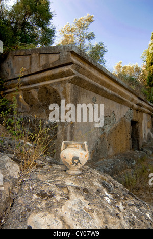 Replica di un vaso etrusco, necropoli etrusca della Peschiera, Tuscania, provincia di Viterbo, Lazio, Italia Foto Stock