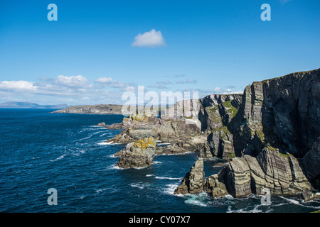 Ripide scogliere, Mizen Head, la maggior parte a sud-ovest del punto di Irlanda, nella contea di Cork, Repubblica di Irlanda, Europa Foto Stock