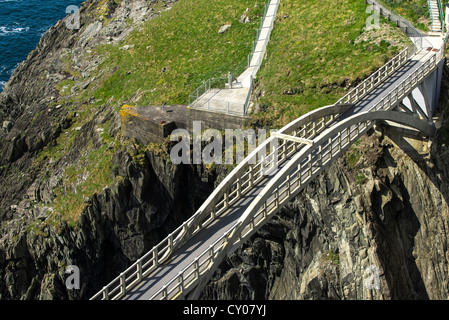 Ponte di sospensione su ripide scogliere, Mizen Head, la maggior parte a sud-ovest del punto di Irlanda, nella contea di Cork, Repubblica di Irlanda, Europa Foto Stock