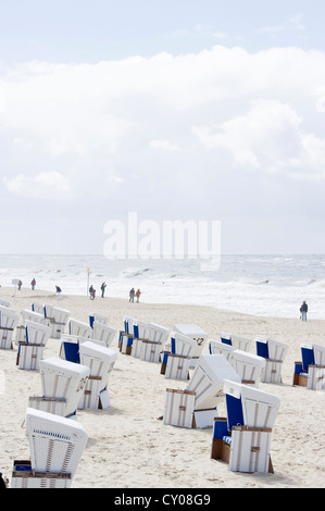 In vimini con tetto di sedie a sdraio sulla spiaggia di Westerland, Sylt, Schleswig-Holstein Foto Stock