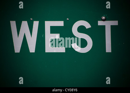 Dettagliate fino in prossimità della strada interstatale di firmare con la parola 'west.' presi sulla Interstate 40 est di Albuquerque, Nuovo Messico, Stati Uniti d'America. Foto Stock