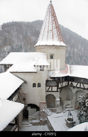 La Romania. In Transilvania. La crusca. Castello di Bran, aka Castello di Dracula dal XIV secolo. Torre coperto di neve. Foto Stock