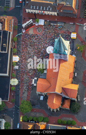 Vista aerea, public viewing area a Euro 2012 trimestre partita finale vs Germania Grecia, Pauluskirche, la chiesa di San Paolo, Hamm Foto Stock