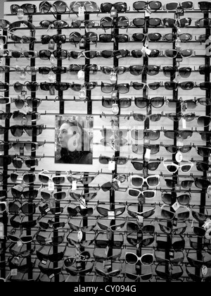 Bicchieri in un ottici su scaffalature con specchio Foto Stock