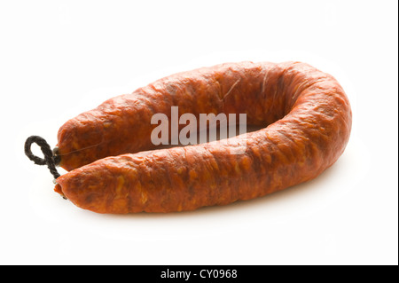 Il chorizo spagnolo conserve di salsicce di maiale isolato su uno sfondo bianco Foto Stock