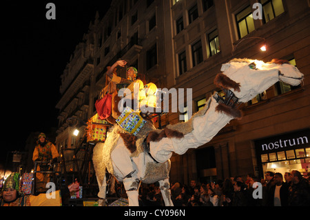 Epifania parade o re Melchor Gaspar Baltasar processione, Twelfth Night 5 gennaio a Barcellona Foto Stock