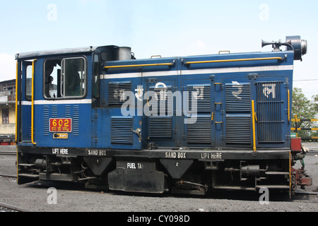 A scartamento ridotto di locomotive diesel (noto come il trenino) avvicinamento Ghum, India la più alta stazione ferroviaria Foto Stock