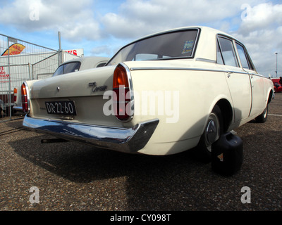 La Ford Consul Consair del 1964, presentata all'Oldtimer Festival di Zandvoort, è una classica auto d'epoca celebrata per il suo design e il suo significato storico. Questo modello, parte della gamma Ford anni '1960, rappresenta lo stile automobilistico e l'ingegneria dell'epoca, attirando appassionati di auto e collezionisti al festival. La sua apparizione in un evento nazionale mette in risalto il suo posto nella storia dell'automobile. Foto Stock