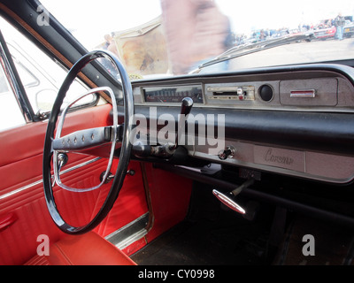 Il console White Ford del 1964 è stato presentato al National Oldtimer Festival di Zandvoort, 2012. Questa auto classica è nota per il suo design e l'eleganza, un ottimo esempio di ingegneria automobilistica della metà del XX secolo. Foto Stock