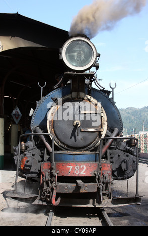 Vintage British-costruito B classe narrow gauge locomotiva a vapore (noto come il trenino) a Ghum, India la più alta stazione ferroviaria Foto Stock