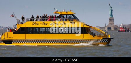 New York Water Taxi, Tour per la Statua della Libertà, Liberty Island, New York New York, Stati Uniti, America del Nord Foto Stock