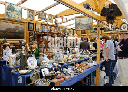 Commerciante d'antiquariato, Auer Dult fair, Mariahilfplatz square, Monaco di Baviera, Baviera, Baviera, PublicGround Foto Stock