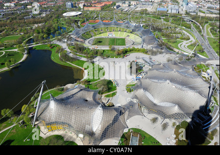 Vista dalla Torre della TV, Olympiaturm torre per l'Olympiapark e lo Stadio Olimpico di Monaco di Baviera Foto Stock