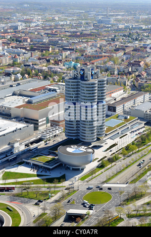 Vista dalla Torre della TV, Olympiaturm torre al quartier generale BMW, 'BMW a quattro cilindri', Monaco di Baviera Foto Stock