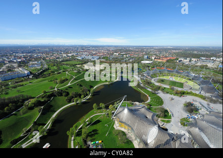 Vista dalla Torre della TV, Olympiaturm torre per l'Olympiapark e lo Stadio Olimpico di Monaco di Baviera Foto Stock