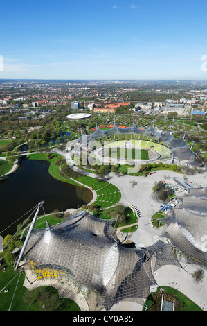 Vista dalla Torre della TV, Olympiaturm torre per l'Olympiapark e lo Stadio Olimpico di Monaco di Baviera Foto Stock