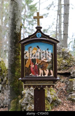Le stazioni della Croce a Riederstein, V stazione, Gesù è aiutato dal Cireneo a portare la croce, Rottach-Egern, Lago Tegernsee Foto Stock