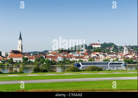 Vilshofen con l abbazia benedettina di Schweiklberg e la Chiesa Parrocchiale di San Giovanni Battista, il fiume Danubio, Bassa Baviera Foto Stock