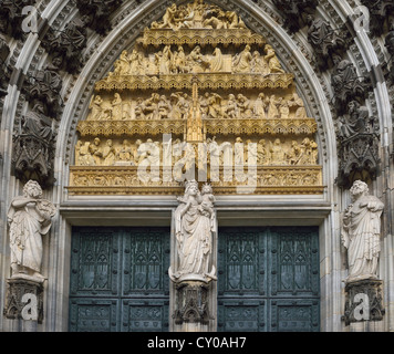 Dettaglio, Ingresso Ovest, portale centrale, portale principale, Maria e Gesù Bambino, la cattedrale di Colonia, Patrimonio Mondiale dell UNESCO Foto Stock