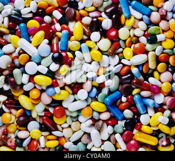 Pila colorati di compresse, medicinali scaduti e rifiuti speciali Foto Stock