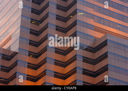 La facciata della Petronas Towers, luce della sera, Kuala Lumpur, Malesia, Asia sud-orientale, Asia Foto Stock