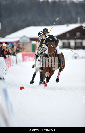 Matthias Maiquez del team 'Valartis Bank' seguita da Marie-Jeanette Ferch del team 'Parmigiani', polo giocato sulla neve, polo Foto Stock