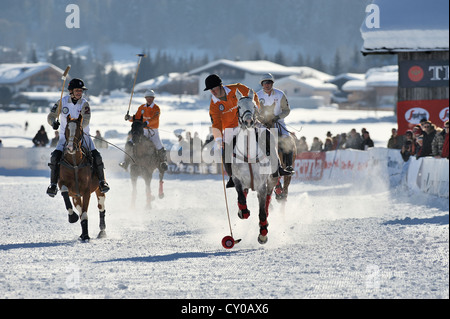 Pedro Fernandez Llorente del team 'Kitzbuehel' giocare la palla, seguita da Marie-Jeanette Ferch del team 'Parmigiani', polo Foto Stock