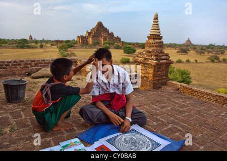 Vendere dipinti durante la visualizzazione del XII secolo DHAMMAYANGYI PAHTO a Bagan costruito da Narathu - Myanmar Foto Stock