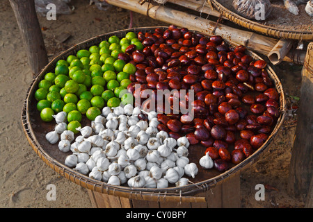 Aglio, tigli e acqua le castagne sono offerti in vendita al mercato di nuova BAGAN - BAGAN, MYANMAR Foto Stock