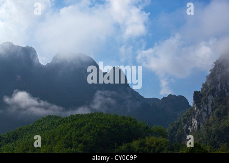 Nebbia di foresta pluviale indugia nella formazione carsica di Khao Sok NATIONAL PARK - SURAI THANI PROVENCE, Thailandia Foto Stock