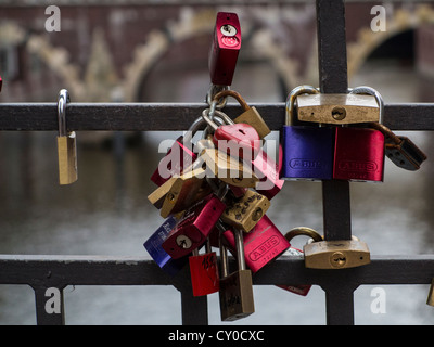 Lucchetti sulla ringhiera di un ponte, Amburgo, PublicGround Foto Stock