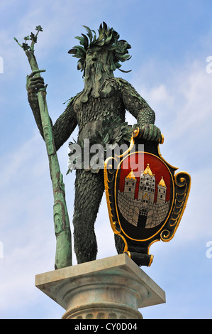 "Uomo Selvatico fontana", figura in lamiera di rame nel 1620, con lo stemma della città di Salisburgo, Max-Reinhardt-Platz Foto Stock