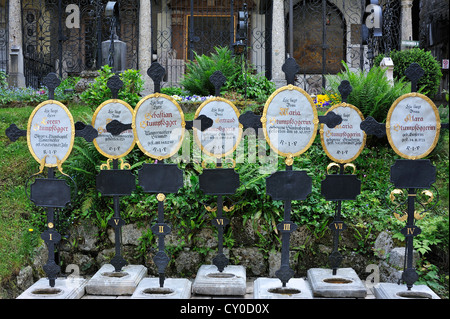 Vecchio croci in ferro battuto sulle tombe del XVIII secolo, San Pietro cimitero, il più antico cimitero cristiano Sito di Salisburgo Foto Stock