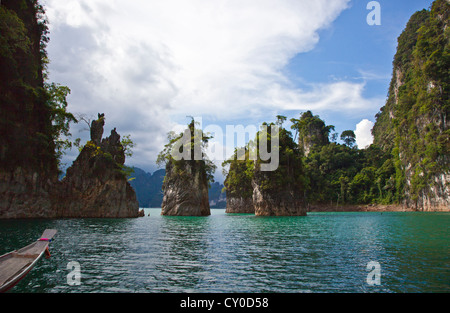 Formazioni carsiche circondano CHIEW LAN lago nel cuore di Khao Sok NATIONAL PARK - SURATHANI PROVENCE, Thailandia Foto Stock