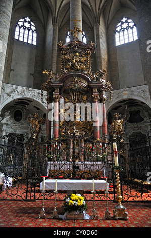 Vista interna, altare maggiore di Johann Bernhard Fischer von Erlach, 1709-1710, Franziskanerkirche, chiesa francescana, Salisburgo Foto Stock