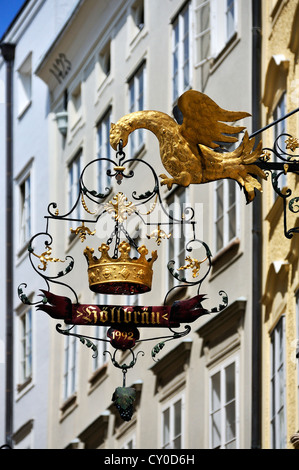 Cartello pubblicitario da appendere con un aquila e una corona per il ristorante Hoellbraeu, Judengasse, ebraica Lane, Salisburgo, provincia di Salisburgo Foto Stock