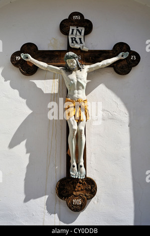 Cristo sulla croce sulla facciata della chiesa parrocchiale di San Giovanni Battista, Pfaffenhofen, Alta Baviera, Baviera Foto Stock